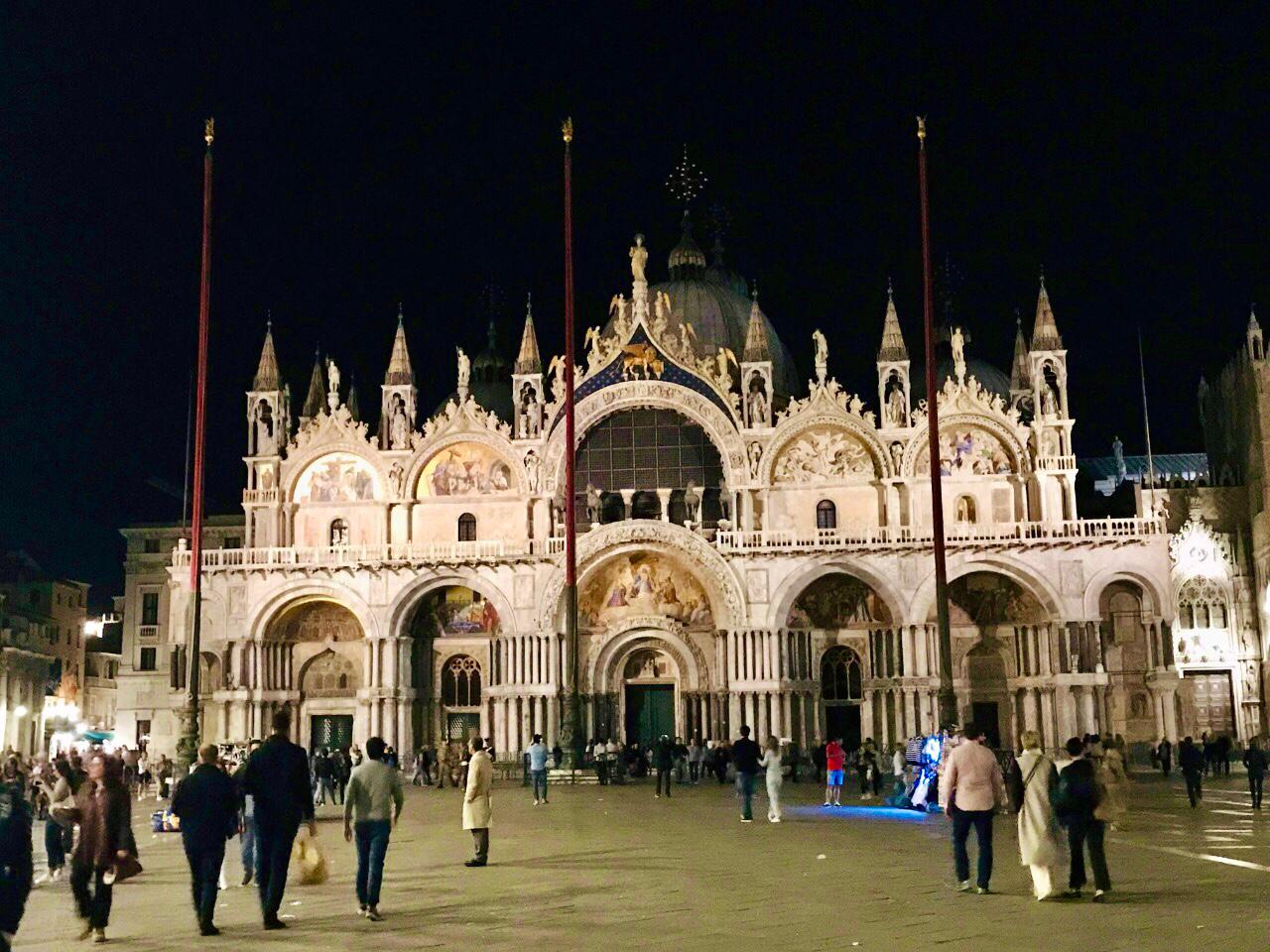 Basílica de San Marcos de noche en Venecia